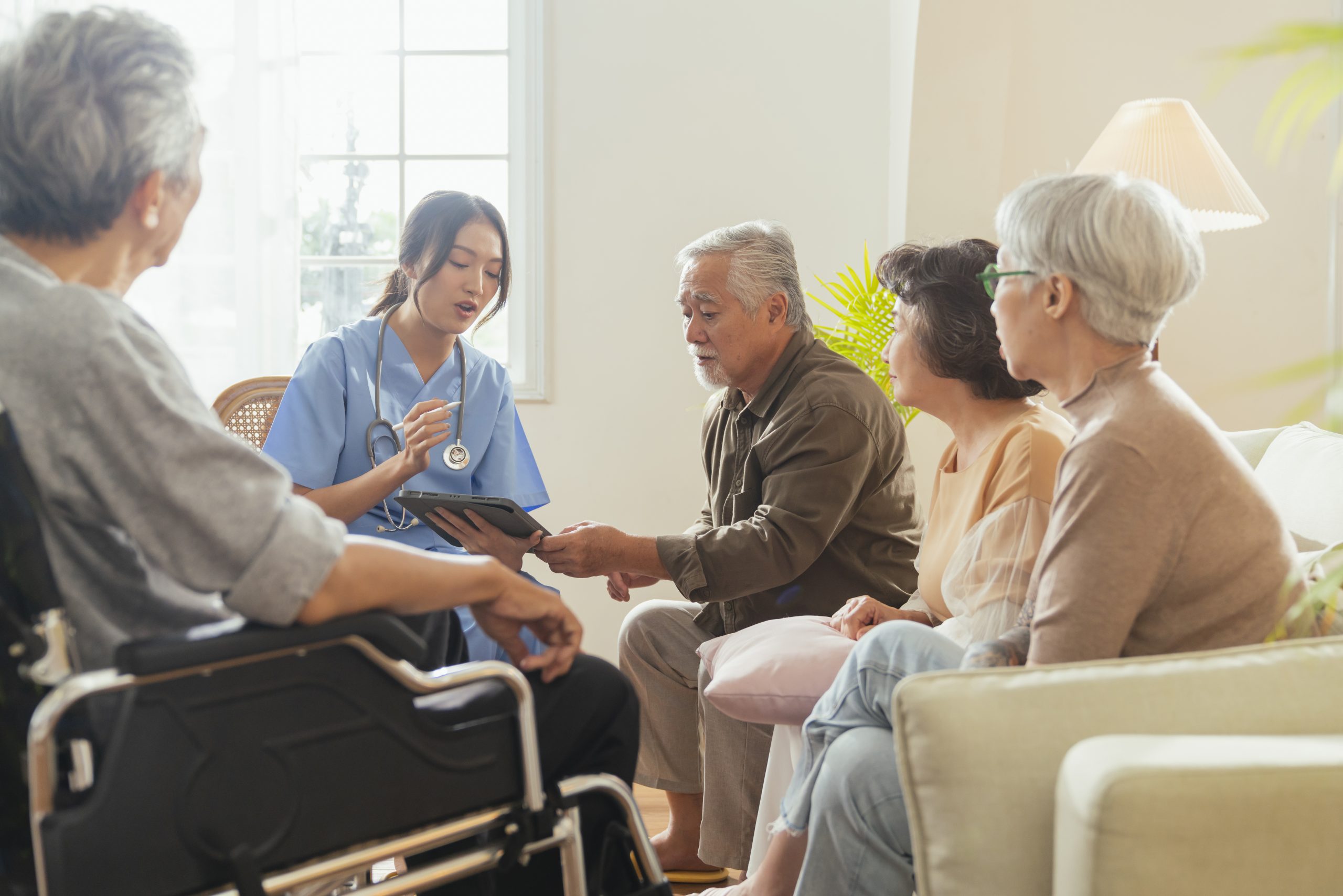 You are currently viewing 5 Reasons Why Live-In Care is the Best Choice for Seniors in the GTA Over Retirement Homes